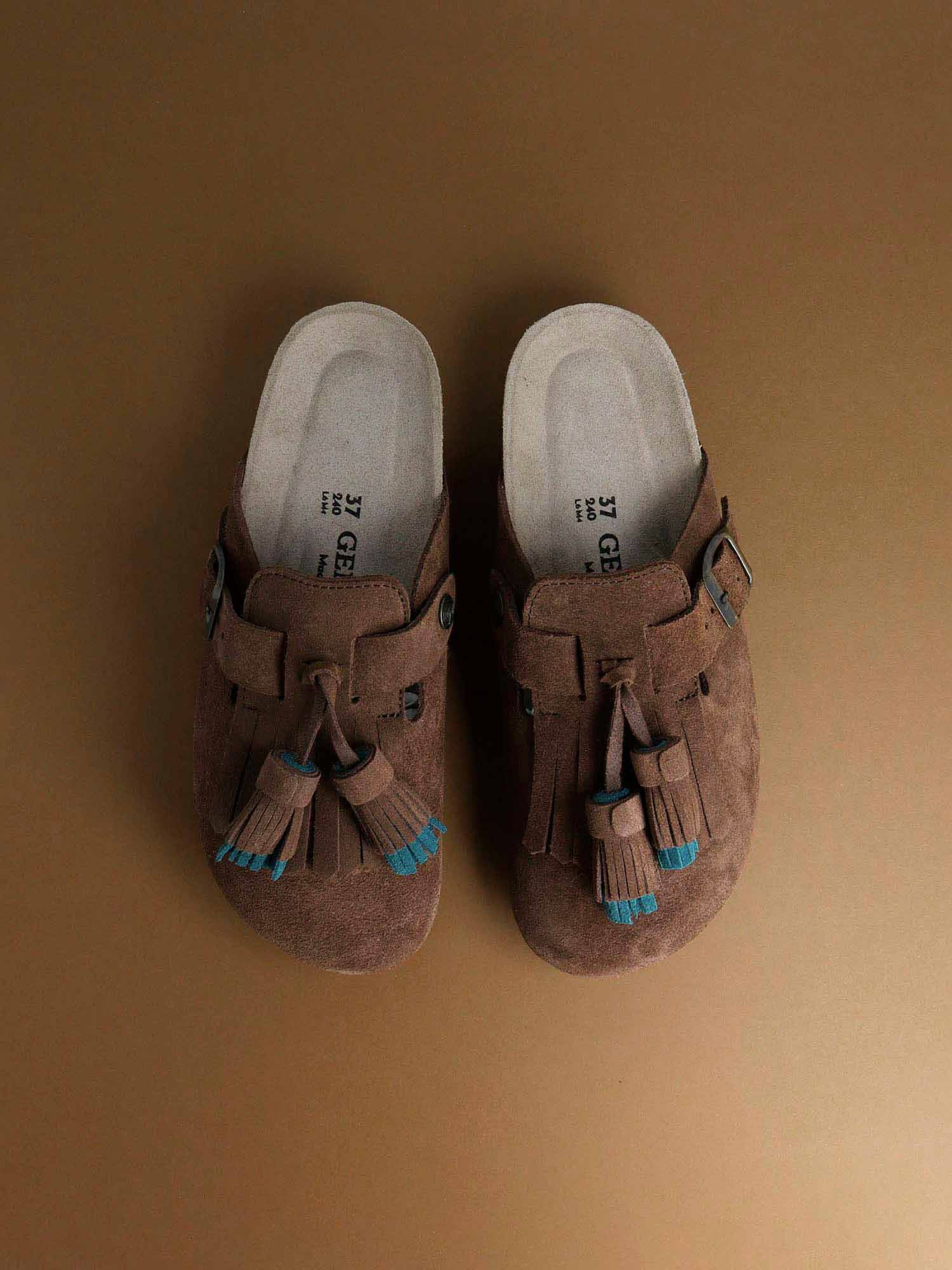 BORA VELOUR BROWN El zueco de piel que combina comodidad y estilo para tu día a día.