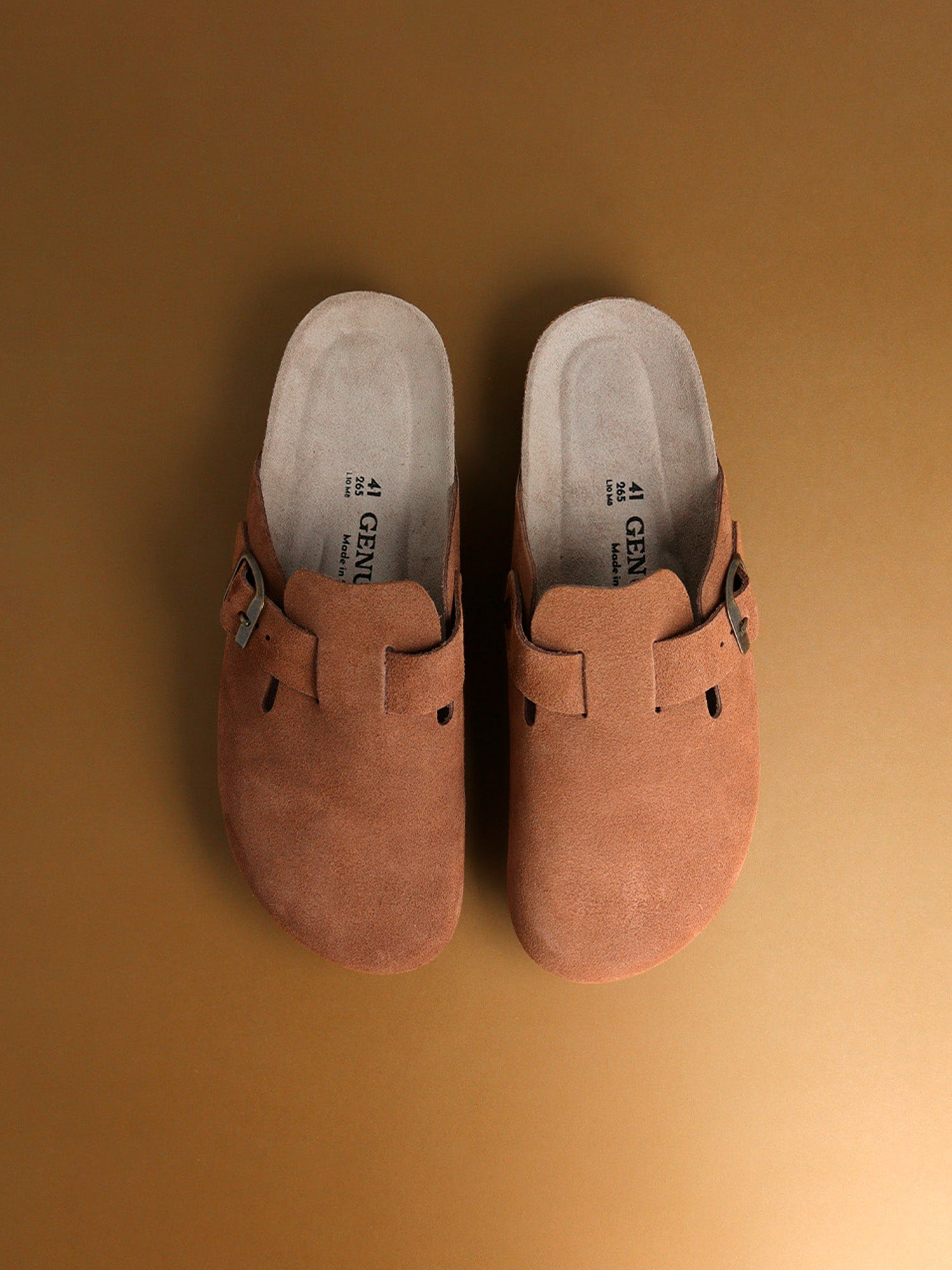 Zueco Genuins Riva  de piel serraje color marron camel con planta anatómica de caucho corcho y hebilla ajustable metálica para mujer en vista cenital.