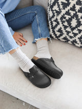 Zueco Genuins Riva de piel engrasada color negro con planta anatómica de caucho corcho y hebilla ajustable metálica para mujer lifestyle